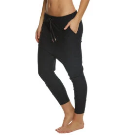 Beyond Yoga Weekend Traveler Midi Sweatpants -Everyday Yoga 1741718716451 darkestnight 2a