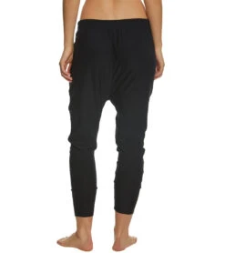 Beyond Yoga Weekend Traveler Midi Sweatpants -Everyday Yoga 1741718716451 darkestnight 3a